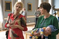Cecelia Ahern: Dich zu lieben – Zur Ausstellungseröffnung ihrer Galerie erscheinen Fiona (Jule Ronstedt, r.) mit ihrem Sohn Finn und ihre beste Freundin Claire (Jessica Ginkel, l.), die sich als Künstlerin selbstständig gemacht hat.