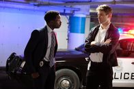 Radio Silence – L-R: Detective Fiore (Marc Senior) und Brett Cundall (Sebastian Pigott)