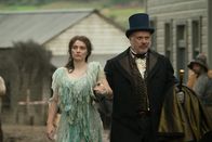 The Luminaries – Anna Wetherell (Eve Hewson, l.); Dick Mannering (Erik Thomson, r.)