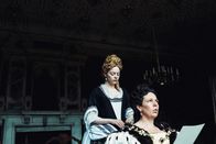 The Favourite - Intrigen und Irrsinn – Abigail (Emma Stone, l.); Königin Anne (Olivia Colman, r.)