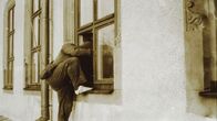 Ermittler! – Rekonstruktion des größten Kunstraubes in der Geschichte der DDR: Ein Mann klettert vermummt den Blitzableiter des Museums Schloss Friedenstein in Gotha nach oben.