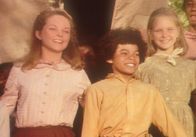 Unsere kleine Farm – Mary (Melissa Sue Anderson, l.) und ihre Schülerin Sue (Michelle Downey, r.) freuen sich, in Zukunft mit Samson (Marcus Wyatt, M.) und seinen blinden Freunden zu lernen.