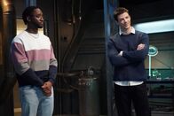 The Flash – Chester P. Runk (Brandon McKnight, l.); Barry Allen (Grant Gustin, r.)