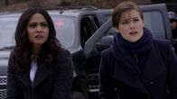 The Blacklist – Meera Malik (Parminder Nagra, l.) und Elizabeth Keen (Megan Boone, r.)