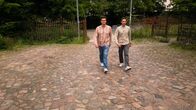 heute-show – Lutz van der Horst (l.) und Fabian Köster (r.) auf dem Weg zum Koalitionsvertrags-Check mit Hauptstadtkorrespondent Robin Alexander in der Berliner Eventlocation "Musikbrauerei".