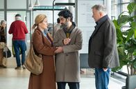 In aller Freundschaft – Judith Schulze (Pina Kühn, li) bringt ihren Freund Razak Amari (Reza Brojerdi, mi.) nach einem Sturz in die Sachsenklinik. Dr. Roland Heilmann (Thomas Rühmann, re.), der gerade zum Dienst kommt, hilft den beiden weiter.