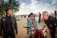 Notruf Hafenkante – Alexa (Minh-Khai Phan-Thi, l.) beobachtet, wie leicht es Wolle (Harald Maack) fällt, einen Zugang zu Lucie (Leni Leinfelder, M.) zu finden.