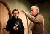 Winzerlegenden – v.li.: Lucas und Franz Xaver Pichler bei der Weinqualitätskontrolle