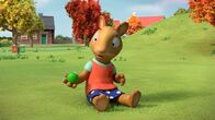 Pip und Posy – Posy übt eine spezielle Wurftechnik, um beim "Superball-Spiel" zu gewinnen.