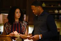 Charmed – Macy Vaughn (Madeleine Mantock, l.); Galvin Burdette (Ser'Darius Blain, r.)