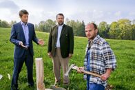 Die Rosenheim-Cops – Alfons Asam (Moritz Katzmair, r.) versucht die Cops Hansen (Igor Jeftic, l.) und Stadler (Dieter Fischer, m.) zu überzeugen, dass er nichts mit dem Mord an seinem Bruder zu tun hat.