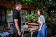 Sturm der Liebe – Yannik (Jo Weil, l.) versucht, seinen ersten Eindruck bei Fanny (Johanna Graen, r.) zu korrigieren.