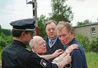 Der Dicke – MDR Fernsehen DER DICKE II. STAFFEL FOLGE 14, "Zug um Zug" Uhr. Gregor Ehrenberg (Dieter Pfaff, 2.v.r..) muß zuschauen, wie Ludwig (Hermann Beyer, r.) und Werner Siebt (Heinz W. Krückeberg, 2.v.l.) Handschellen angelegt werden. Kann er seine Mandanten vor einer Gefängnisstrafe bewahren?