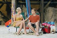 Two and a Half Men – Als Jake (Angus T. Jones, r.) auf Wochenendurlaub von der Army Zuhause ist, landet er mit Missi (Miley Cyrus, l.) im Bett und verliebt sich in sie, doch Missi erinnert sich plötzlich, dass sie ja einen festen Freund hat, mit dem sie womöglich verheiratet ist ...