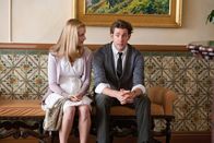 Wenn Liebe so einfach wäre – Harley (John Krasinski) hat Schwierigkeiten, seiner Verlobten Lauren (Caitlin Fitzgerald) klar zu machen, dass er ihre Mutter und deren Ex-Mann, sprich Laurens geschiedene Eltern, in einer weniger nach Trennung aussehenden Situation erwischt hat.