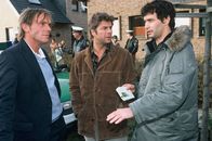 SK Kölsch – Jupp (Uwe Fellensiek, M.) und Falk (Dirk Martens, l.) lassen sich am Tatort von Gino (Luca Zamperoni, r.) über den Stand der Dinge berichten.