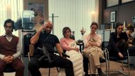 Testo – V. li. n. re.: Kunde Tanju (Tanju Bilir), Gangster Barro (Veysel Gelin), Kundin Edith (Kathrin Angerer), Filialleiterin Magda (Jeanette Hain) und ihre Kollegin Vanessa (Ruby O. Fee).