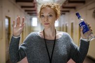 Im Knast – Nora (Marleen Lohse) wagt sich in die Höhle des Löwen.