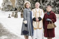 Father Brown – Auch während der Weihnachtszeit müssen Lady Felicia (Nancy Carroll, l.), Father Brown (Mark Williams, m.) und Mrs. McCarthy (Sorcha Cusack, l.) Detektive spielen, denn ein Kind ist verschwunden.