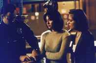 Charmed - Zauberhafte Hexen – Phoebe (Alyssa Milano, r.) begleitet ihre Schwester Prue (Shannen Doherty, M.) ins Gefängnis.