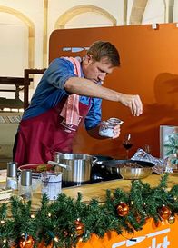 MarktFrisch – Jens Hübschen beim Zubereiten des Hauptgangs: Steckrüben-Kartoffeltorte und Kurzgebratenes vom Wild mit einer Cranberry-Sauce