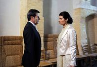 Rote Rosen – ARD ROTE ROSEN FOLGE 1522 Uhr im ERSTEN. Benita (Barbara Ricci, r.) muss hinnehmen, dass Gunter (Hermann Toelcke, l.) bei seiner Absage der Hochzeit bleibt, auch wenn er sie bittet, ihn nicht zu verlassen.