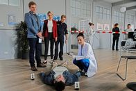 Die Rosenheim-Cops – Die Kommissare Thomas (Moritz von Zeddelmann, l.) und Laura Schmidt (Marija Kovčo, 2.v.l.) sowie Polizeihauptmeister Mohr (Max Müller, 3.v.l.) staunen nicht schlecht, als ihnen Rechtsmedizinerin Atay (Sevda Polat, r.) nach ihrer ersten Untersuchung mitteilt, dass das Opfer (Komparse, M.) mit Atropin vergiftet worden ist.