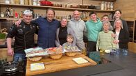Der Vorkoster – Patrick Zimmer(l.), Björn Freitag (2.v.l.) und Familie Laser haben Spaß bei der Verkostung der Aufbackbrötchen.