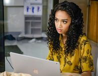 All American – Samantha Logan (Olivia Baker). Foto: ORF/PRO7/Warner/The CW. Veröffentlichung honorarfrei nur für redaktionelle Berichterstattung in Sendungszusammenhang und mit Copyrightangabe. Kontakt: foto@orf.at