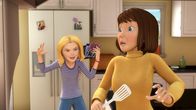 Wendy – Wendy (li.) macht einen Spaß mit ihrer Mutter Heike (re.). Sie freut sich auf einen gemütlichen DVD-Abend mit ihrer besten Freundin. Noch ahnt sie nicht, dass ihre Cousine Vanessa diesen Abend empfindlich stören wird...