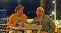 Mord oder Watt? – Tim Seebach (Oliver Mommsen) und sein alter Freund Erik Festerkotten (Niels Bormann, r.) haben sich nicht viel zusagen. Das liegt an Tim, dem eitlen ichbezogenen Erfolgsschauspieler. Erik gibt es auf, ein ernstes Gespräch mit ihm führen zu wollen.