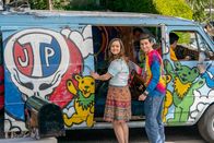The Goldbergs – Hayley Orrantia (Erica Goldberg), Sam Lerner (Geoff Schwartz).