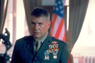 Sniper 2 – Die CIA beauftragt den Ex-Marine Thomas Beckett (Tom Berenger) mit der Tötung eines Generals, der für ethnische Massaker im Kosovo verantwortlich ist.