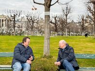 Dok 1: WARUM? – Warum der ehemalige Landeshauptmann Erwin Pröll so viel über Fichtenwälder weiß, findet Hanno Settele (l.) im Wiener Volksgarten heraus.