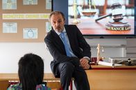 Schloss Einstein – Herr Dr. Berger (Robert Schupp) ist zurück im Unterricht und gibt eine Stunde im Rechtsmodul.
