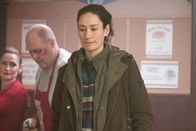 Two Weeks to Live – Nachdem ihre Tochter von Zuhause abgehauen ist, macht sich Tina Noakes (Sian Clifford, r.) auf die Suche nach ihr. Dazu stattet sie zuerst Karl (Tony Pritchard, M.) und Mandy (Pooky Quesnel, l.) in ihrem beliebten Imbiss einen Besuch ab.