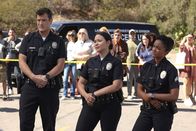 The Rookie – Immer mehr selbsternannte Glücksritter tauchen in der Stadt auf und stiften Chaos. Nolan (Nathan Fillion, l.), Chen (Melissa O'Neil, M.) und Harper (Mekia Cox, r.) können nicht bloß tatenlos zusehen.