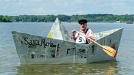 Löwenzahn Classics – Peter (Peter Lustig) nimmt mit seinem Papierboot "Santa Maria" an der Bärstädter Papierbootregatta teil.