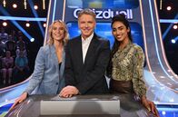 Quizduell - Olymp – Moderator Jörg Pilawa (M.) mit Kandidatinnen des Teams ”Topmodel": Kim Hnizdo (l.) und Sayana Ranjan (r.), beide Models.