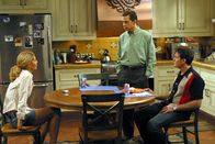 Two and a Half Men – Gegen Charlies (Charlie Sheen, r.) Rat hin bietet Alan (Jon Cryer, M.) Frankie (Jenna Elfman, l.) an, gemeinsam mit ihrer Tochter bei Ihnen einzuziehen ...