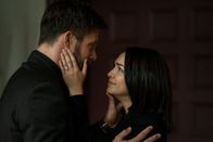 Counterpart – Spencer (Ken Duken, l.); Clare Quayle (Nazanin Boniadi, r.)