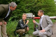 Die Rosenheim-Cops – Für die Rosenheimer Ermittler Stadler (Dieter Fischer, l.), Mohr (Max Müller, M.) und Hansen (Igor Jeftic, r.) steht schnell fest, dass der Täter den Schlagbaum manipuliert hat.
