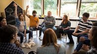 Andere Eltern – Nina (Lavinia Wilson) sowie ihr Mann Jannos (Jasin Challah) und andere Mitglieder der Elterninitiative einigen sich auf einen geeigneten Kita-Namen.