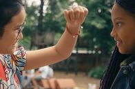 ECHT friends – Châu (Ngoc Nhi Ha Tran, l.) und Milli (Marie Ngando, r.) sind beste Freundinnen mit dem Slogan "Chilli forever". Châu trägt ein Armband mit Chilischote als Anhänger. Genau so eins schenkt sie auch Milli als Zeichen ihrer Freundschaft.