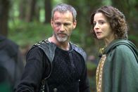 The Bastard Executioner – Milus Corbett (Stephen Moyer, l.); Baroness Lady Love Ventris (Flora Spencer-Longhurst, r.)