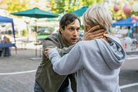 Tatort – L-r: Anton Leu (Ludwig Trepte), der Schulsozialarbeiter, beruhigt Pit (Finn Lehmann), der vom Tod seines Freundes erfahren hat.
