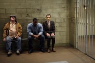 The Big Bang Theory – Howard entdeckt, dass Sheldon (Jim Parsons, r.) wegen eines Fahrvergehens eine Vorladung vor Gericht bekommen hat. Sheldon weigert sich, das Bußgeld zu bezahlen und verteidigt sich vor Gericht selbst. Mit verheerenden Folgen ...