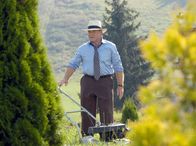 Kurhotel Alpenglück – Langsam stößt Richard (Fritz Wepper) bei der Hotelarbeit, wozu auch die Pflege der Grünflächen gehört, an seine Grenzen.