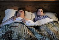 Young Sheldon – (v.li.) Lance Barber (George Cooper Sr.), Iain Armitage (Sheldon Cooper).