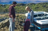 From Darkness – Norrie (Richard Rankin) kann nicht glauben, dass seine Lebensgefährtin Claire (Anne-Marie Duff) sich wieder in die Ermittlungen einbringen will.